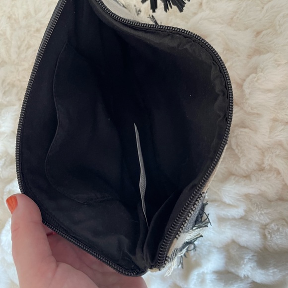 EUC Adorable fringe b&w clutch w faux black leather, cute tassel & zipper - Picture 11 of 16